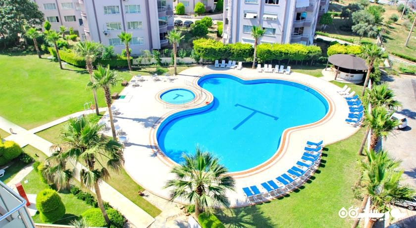 دورنمای استخر روباز هتل